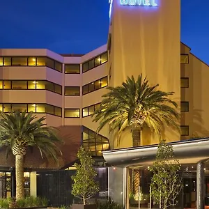 https://the-lakes-resort-hotel.adelaidehotels-au.com